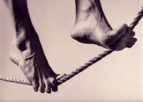 Kwabana_feet_on_rope_web